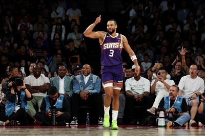 Bemerkenswert! Dillon machte 5 von 10 Dreierwürfen und erzielte 21 Punkte mit 3 Rebounds und 2 Interceptions.