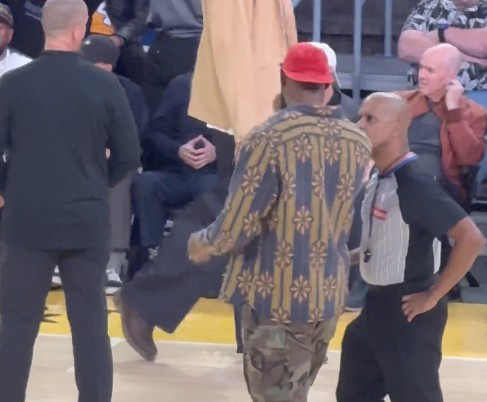 Was wurde gesagt? James ging während der Pause auf das Spielfeld, um mit den Schiedsrichtern zu kommunizieren.