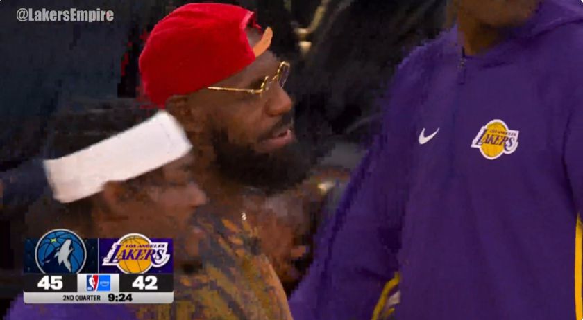 Aktive Interaktion! James kommunizierte weiterhin mit seinen Teamkollegen auf dem Platz und sprach auch mit den Schiedsrichtern