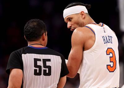 Er fühlt sich kalt an, wenn er mit dem Ball umgeht, aber er leistet großartige Beiträge, wenn es darum geht, Rebounds zu fangen! Hart kehrte ins Spiel zurück und erzielte bei 1 von 8 Schüssen nur 2 Punkte und holte sich 14 Rebounds