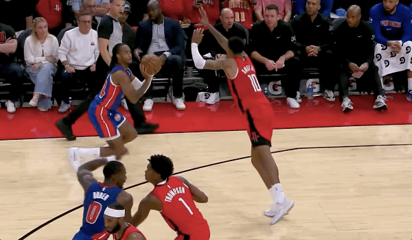 Duren schlug Amen Thompson mit dem Ellbogen ins Gesicht und wurde wegen eines eklatanten Verstoßes zweiten Grades ausgepfiffen und des Feldes verwiesen.