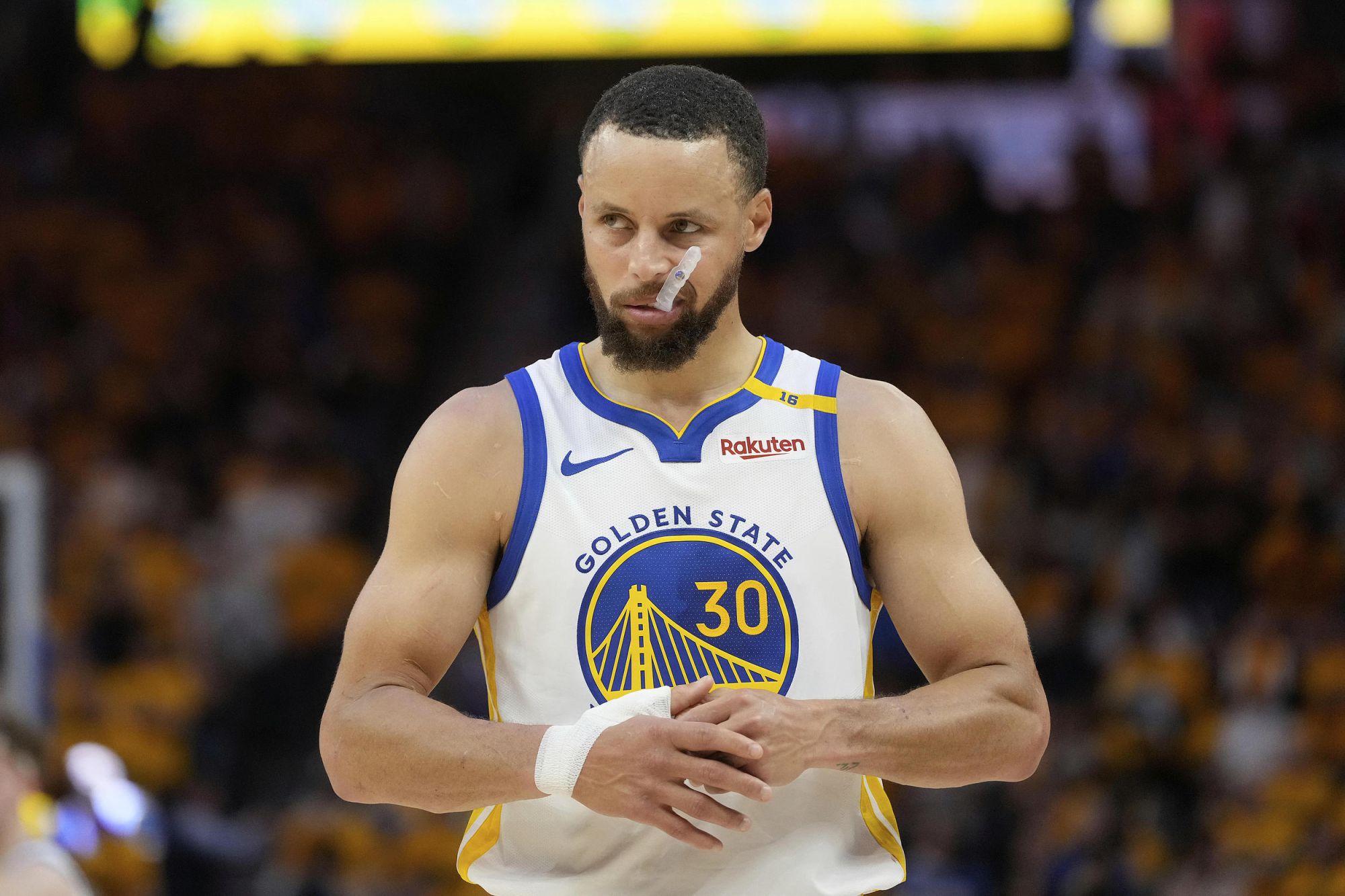Curry erzielte zur Halbzeit 12 Punkte, Booker 17 Punkte und die Warriors führten die Konkurrenz nach Punkten an.