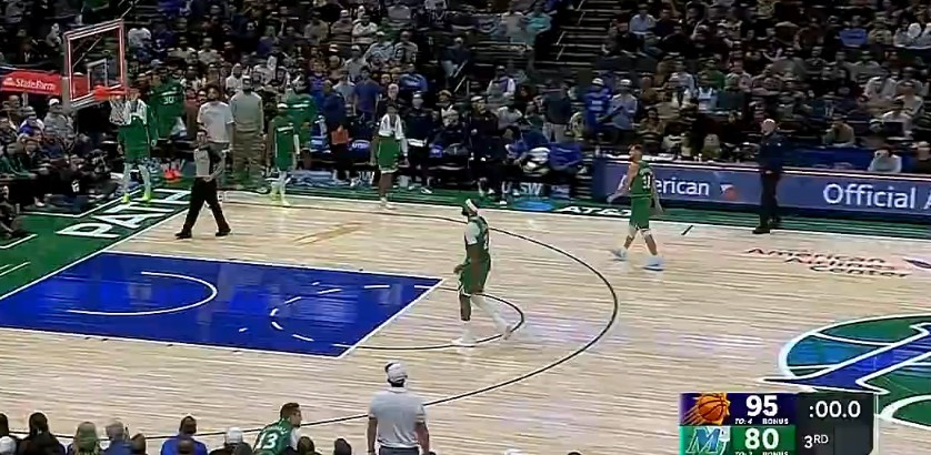 Noch mehr Blumen! Fünf Suns-Spieler punkteten im zweistelligen Bereich und führten im dritten Viertel mit 15 Punkten an