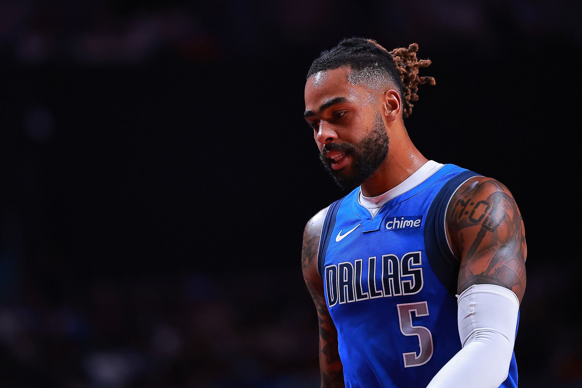 Es ist Zeit, im entscheidenden Kampf die Hüften zu strecken! Russell erzielte 28 Punkte bei 11 von 24 Schüssen, 6 Rebounds und 5 Assists.