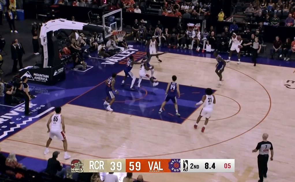 Sehr umfassend! Maluachi erzielte in der Halbzeit 7 Punkte, 2 Assists, 2 Interceptions und 2 Blocks.