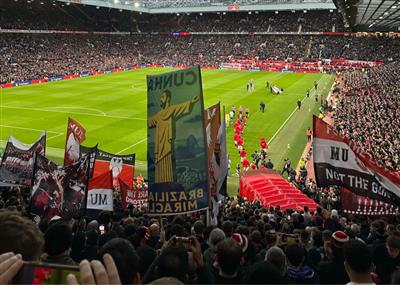 Roter Teufelsgott! 😈Vor dem Spiel gegen Manchester United hielten die Fans Cunhas Version der „Jesus-Statue“-Flagge in der Hand