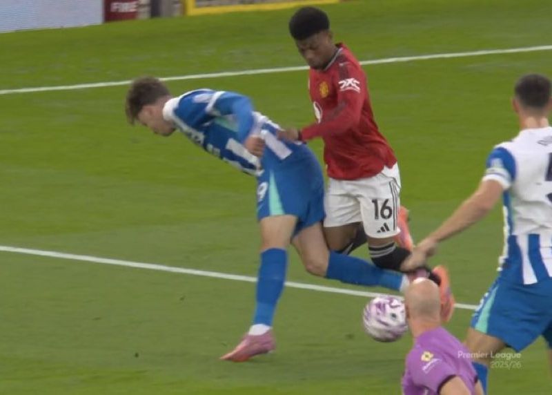 Die offizielle Erklärung der Premier League lautete, dass Amad in der Drei-Sekunden-Zone zu Boden geworfen wurde und kein Elfmeter verhängt wurde: De Kuyepé berührte den Ball als Erster