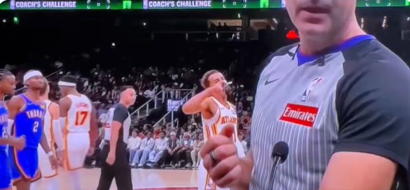 Keine Angst vor Bußgeldern? Trae Young machte hinter dem Schiedsrichter eine Geste mit dem Daumen nach unten, um seine Unzufriedenheit auszudrücken