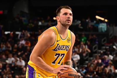 Verletzungsbericht: Doncic hat sich einen Finger an der linken Hand verstaucht und ist für das morgige Spiel gegen die Kings fraglich