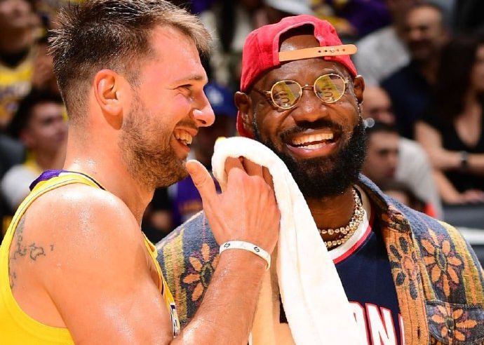 Worüber lässt es sich so angenehm reden? Von US-Medien gepostete Fotos: LeBron und Doncic unterhalten sich und lachen am Spielfeldrand