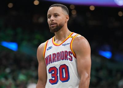 Curry setzte seine starke Wettkampfform nacheinander fort und erzielte 24 Punkte mit 5 Dreiern in der Halbzeit.