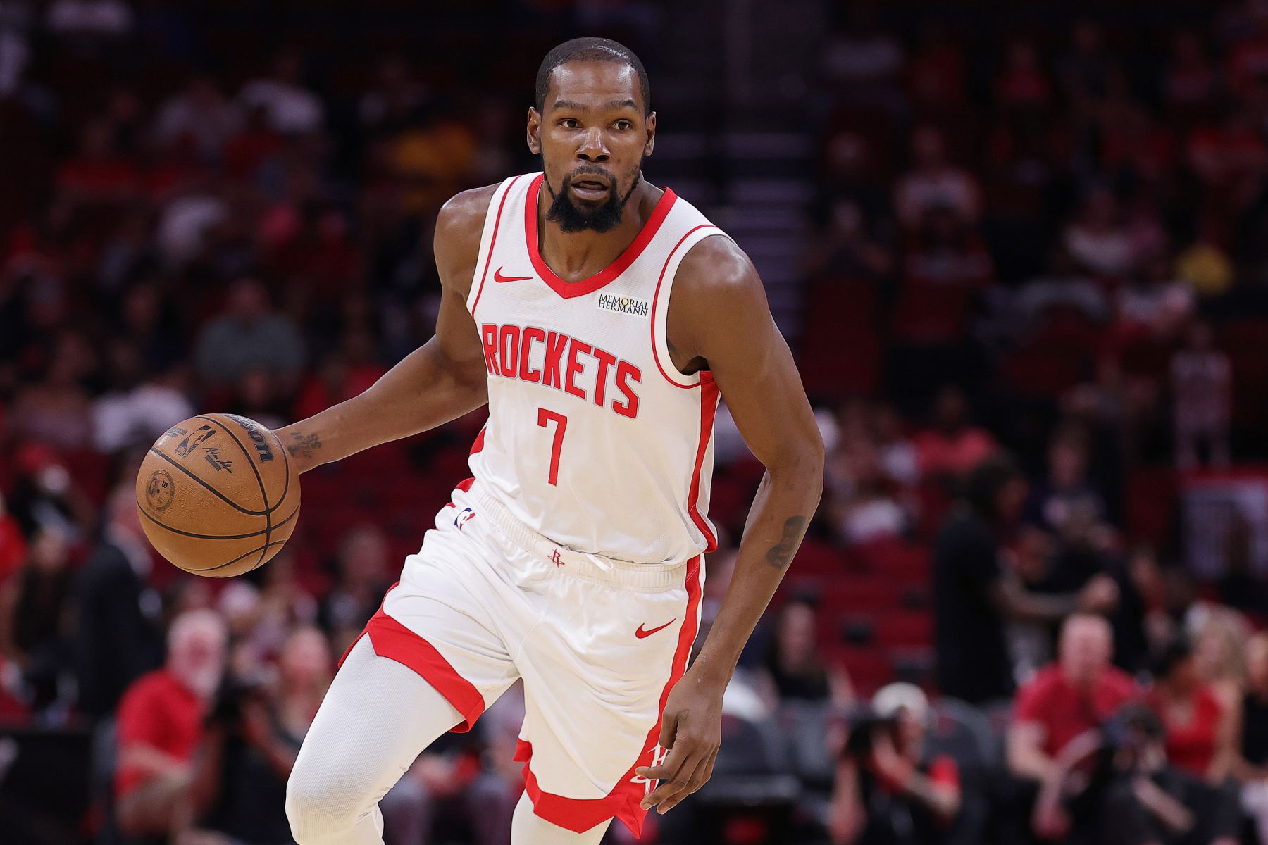 Die Schussquote von KD gegen Gegner betrug in zwei Spielen 14,3 %, und er erzielte in 21 Spielen gegen Gegner nur 3 Tore.
