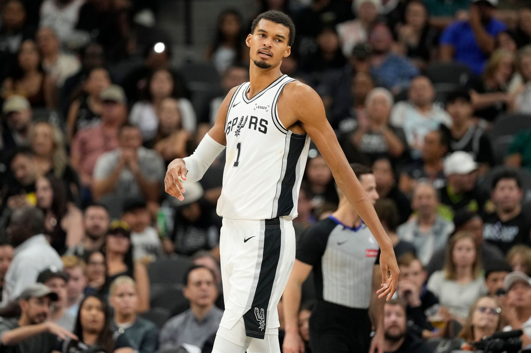 Spurs-Trainer spricht über Wenbans 6 Fouls: Das ist ein seltsames Spiel mit vielen Verstößen und heftigen Konfrontationen