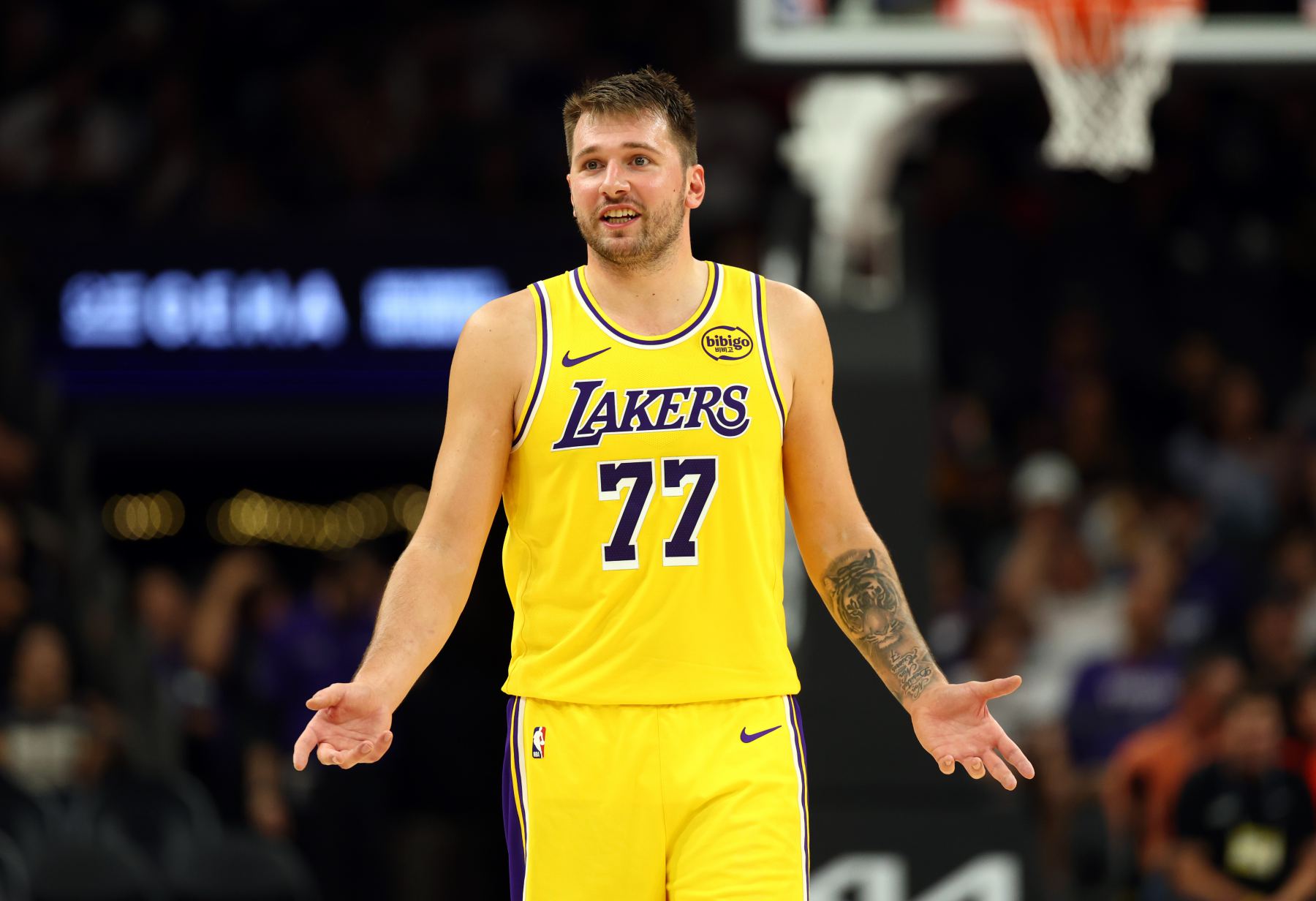 kraftvoll! Doncic ist der erste Spieler in der Geschichte, der in den ersten fünf Spielen durchschnittlich 40 Punkte, 5 Rebounds und 5 Assists erzielte.