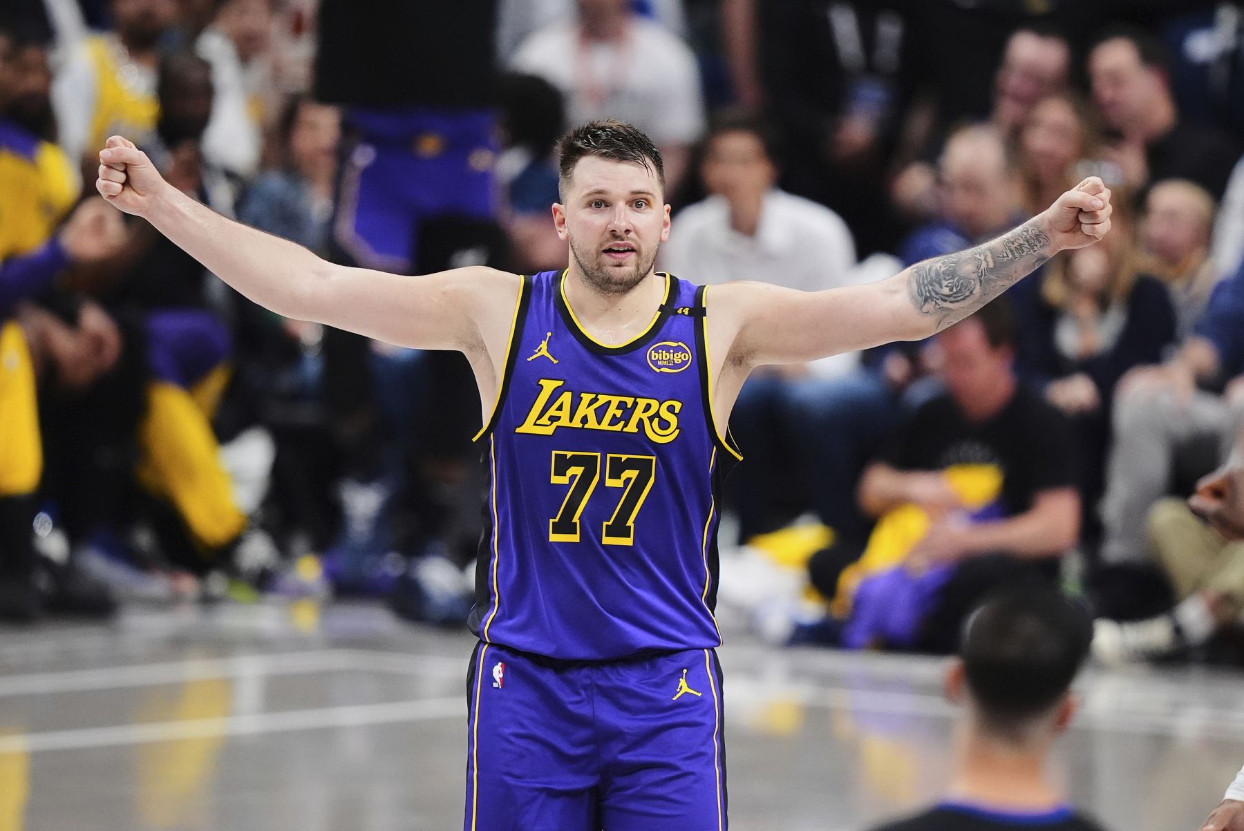 Doncic war der erste Spieler in der Geschichte der Lakers, der in einem einzigen Spiel 35 Punkte, 10 Assists und 5 Interceptions erzielte.