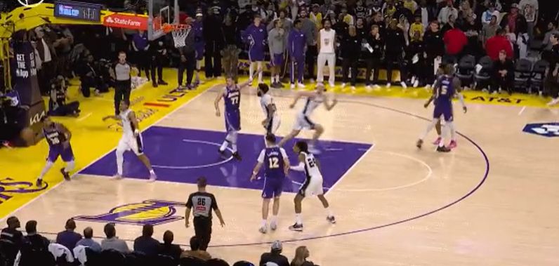 Smart trat auf die Linie und foulte, wodurch die Spurs den Ball bekamen. Champany verpasste zwei Freiwürfe und die Spurs verloren mit 2 Punkten Vorsprung.
