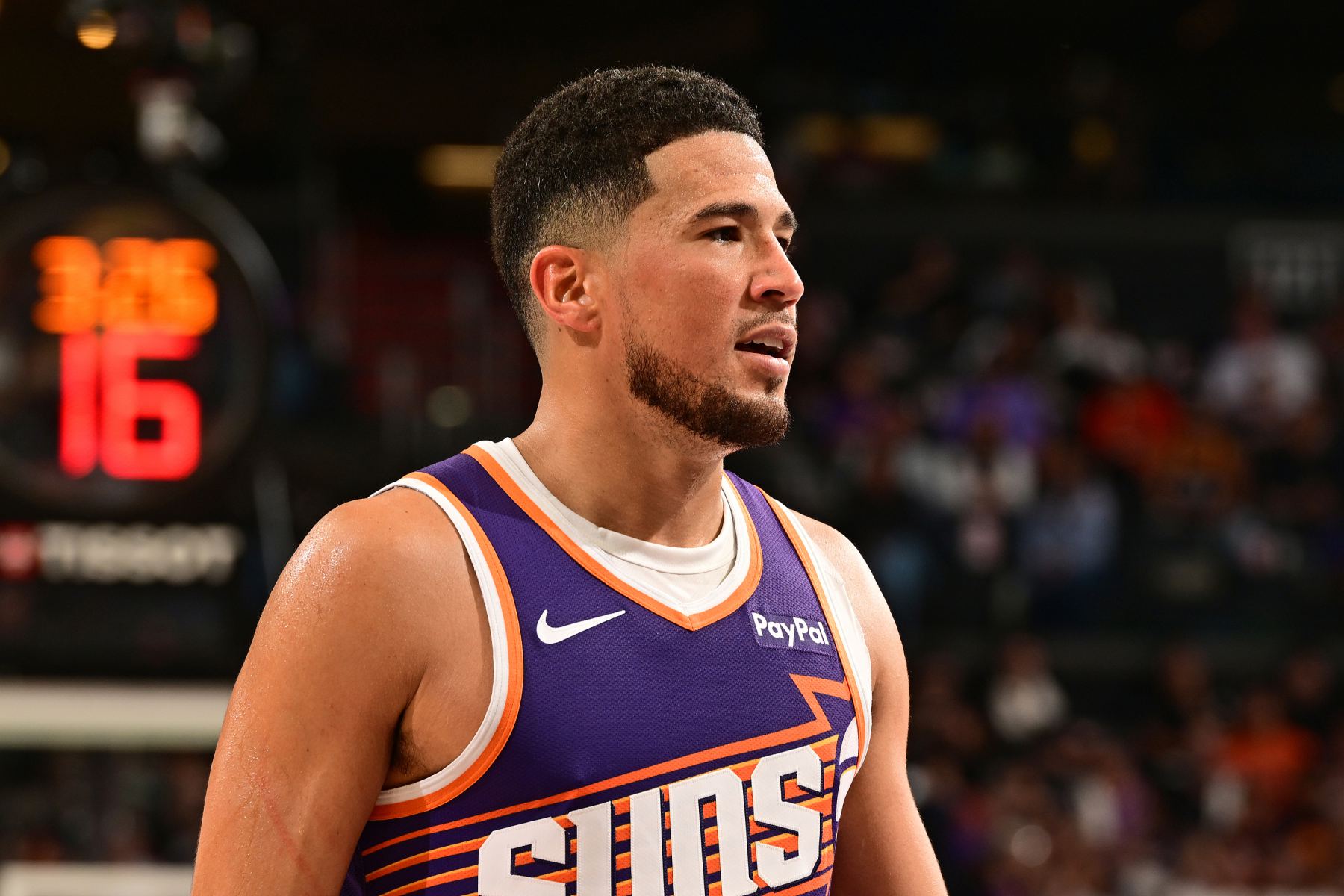 Der Wettbewerbszustand ist heiß! Booker erzielte 16 Punkte, 2 Rebounds und 3 Assists bei 6 von 10 Schüssen in der Halbzeit.