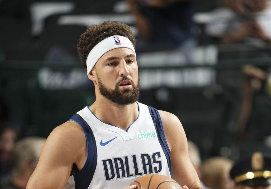 TA: Die Lakers wollten Klay für 80 Millionen Dollar in vier Jahren verpflichten, aber dieser musste eine Gehaltskürzung hinnehmen, um die Mavericks zu verpflichten und mit Luka zusammenzuarbeiten.
