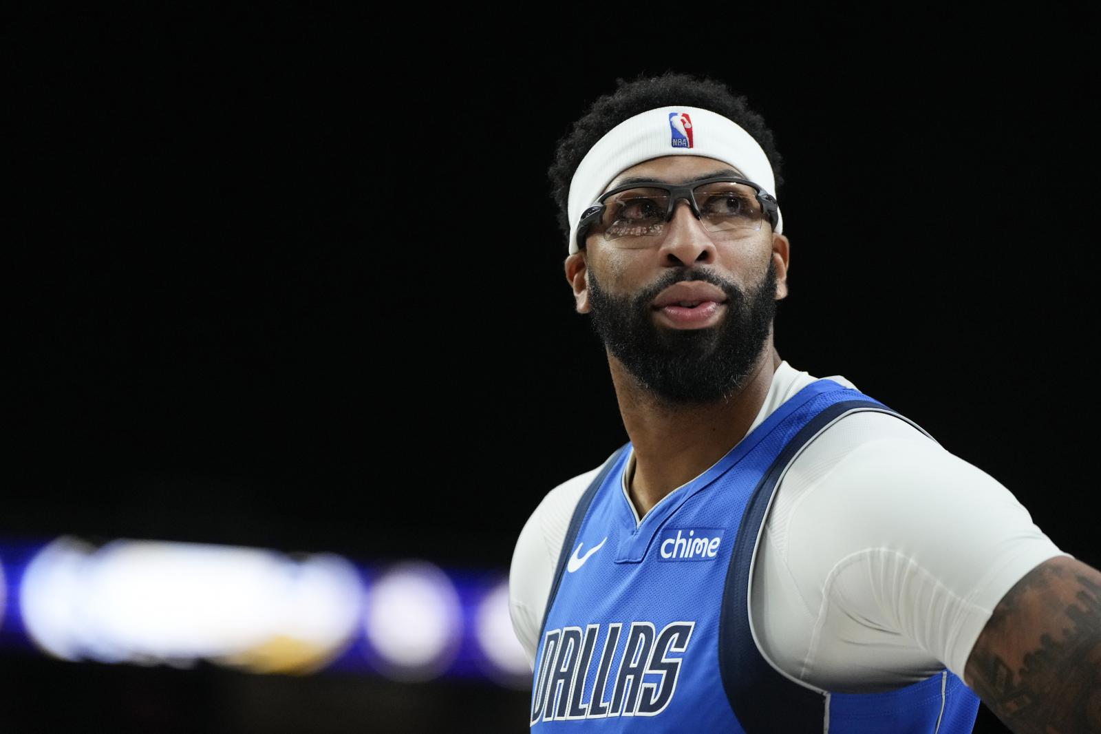 ESPN: Es liegt nun am Besitzer der Mavericks, zu entscheiden, ob die dicken Augenbrauen zum Spiel zurückkehren. Ersterer hat um Rückkehr gebeten.