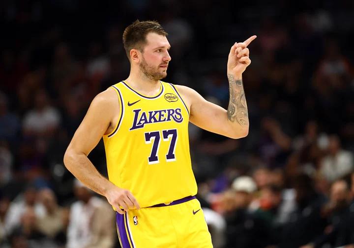 Gewinnen Sie die Oberhand! Doncic erzielte im ersten Viertel 12 Punkte und 5 Assists und schlug Antetokounmpo, der nur 3 Punkte erzielte.