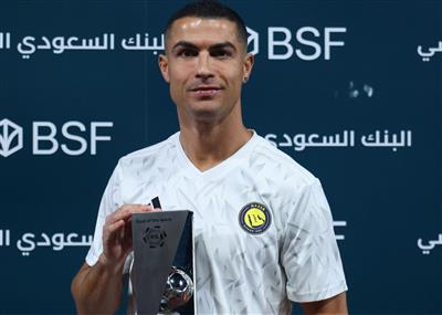 Ein Einschnitt von links löst eine weltweite Welle aus! Cristiano Ronaldo erhält vor dem Spiel die Trophäe „Tor der Woche“ der Saudi Arabian Football League