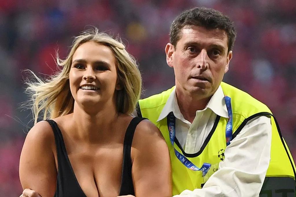 Britische Medien: Aus dem Streaking-Girl im Champions-League-Finale 2019 ist nun Pilotin geworden